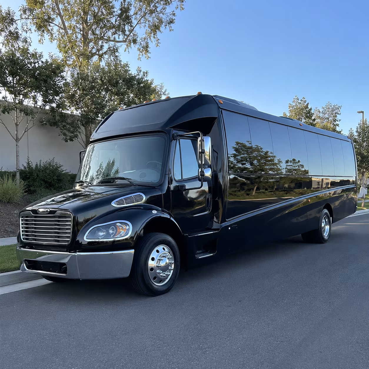 lynn 25 passenger minibus